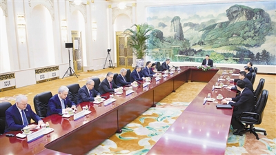 4月23日，國家主席習(xí)近平在北京人民大會(huì)堂集體會(huì)見來華出席上海合作組織成員國外長理事會(huì)會(huì)議的俄羅斯外長拉夫羅夫、印度外長斯瓦拉杰、哈薩克斯坦外長阿布德拉赫曼諾夫、吉爾吉斯斯坦外長阿布德爾達(dá)耶夫、巴基斯坦外長阿西夫、塔吉克斯坦外長阿斯洛夫、烏茲別克斯坦外長卡米洛夫、上海合作組織秘書長阿利莫夫、上海合作組織地區(qū)反恐怖機(jī)構(gòu)執(zhí)委會(huì)主任瑟索耶夫。 　　新華社記者 李 濤攝