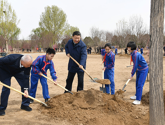 4月8日，黨和國家領(lǐng)導(dǎo)人習(xí)近平、栗戰(zhàn)書、汪洋、王滬寧、趙樂際、韓正、王岐山等來到北京市通州區(qū)永順鎮(zhèn)參加首都義務(wù)植樹活動(dòng)。這是習(xí)近平同大家一起植樹。新華社記者 謝環(huán)馳 攝