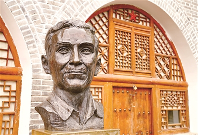 陜西延安，斯諾塑像