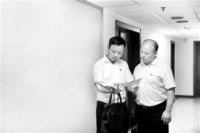 圖為陜西省紀委監(jiān)委第七監(jiān)督檢查室辦案人員正在調查取證。 賈佳 攝